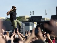 Gwen Stefani, Usher perform for thousands at Earth Day rally