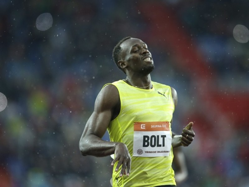 Usain Bolt wins 200 at cold, wet Golden Spike meet