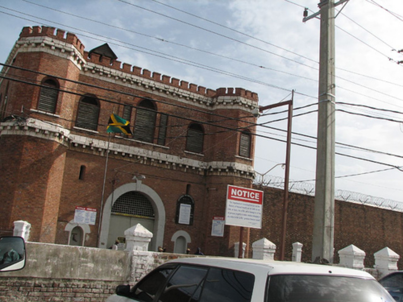 Two prisoners fighting at GP Prison in Jamaica (VIDEO) – www.IrieDale.com