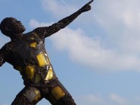 Usain Bolt statue of iron bolts attracts thousands in Germany