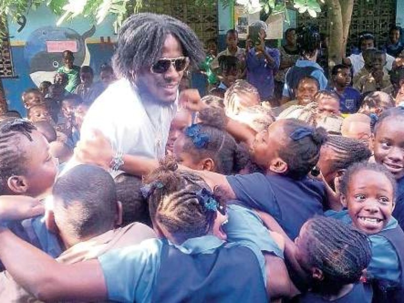 Dancehall Star Aidonia gives back to students