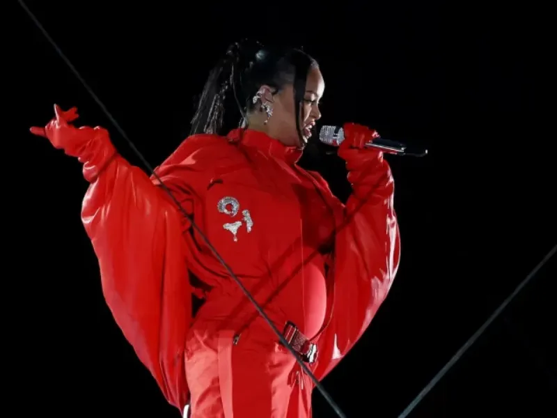 Rihanna Pregnant With 2nd Child Show Baby Bump At Super Bowl Halftime Show