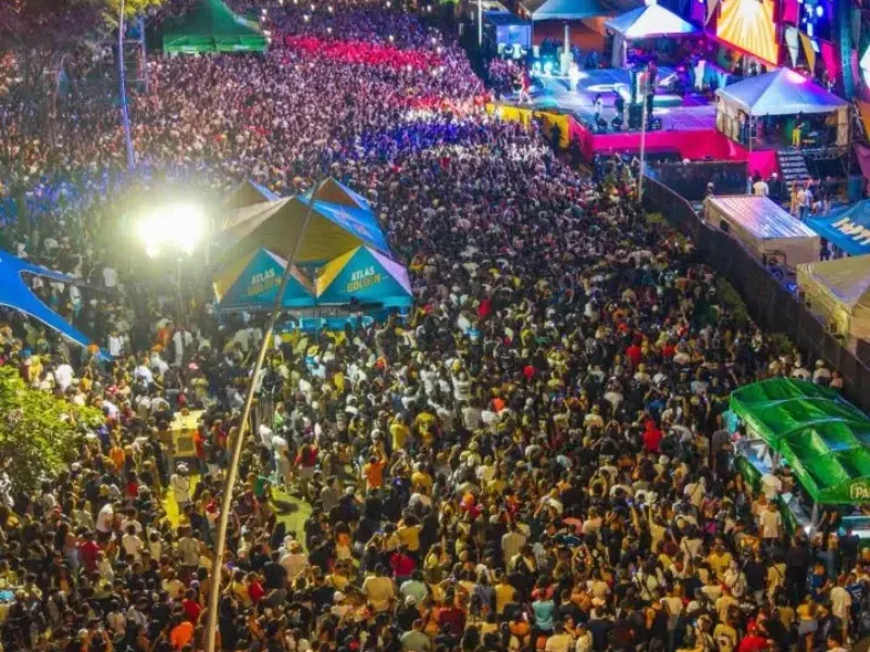 Dancehall Artistes T.O.K rocks Sea of Revellers at Panama Carnival